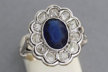 null Bague «Fleur» en or gris ornée d'une pierre bleue dans un entourage de diamants...