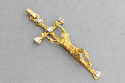 null Pendentif croix en or jaune ornée de cinq diamants taillés en diamants. P. 8,9...