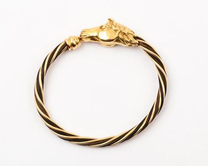 HERMES Bracelet jonc ouvert en or jaune à décor d'une tête de cheval. P. brut. 39...