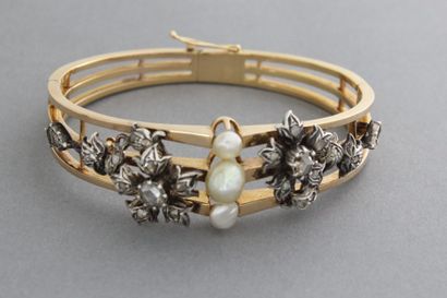 null Bracelet rigide ouvrant en or jaune et argent orné de perles et diamants taillés...