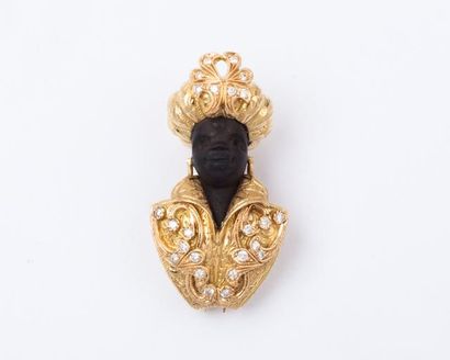 null Broche «Tête d'Africain» en or jaune ciselé sertie de diamants taillés en brillant,...
