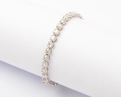 null Bracelet «Ligne» en or gris entièrement serti de diamants taillés en brillant....
