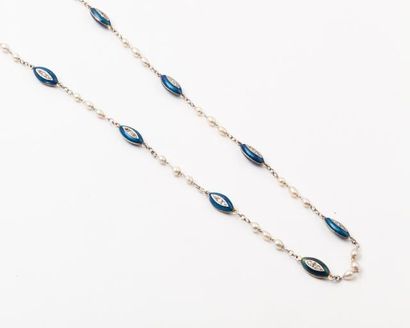 null Collier en or gris orné de perles de culture et de motif émaillé bleu serti...