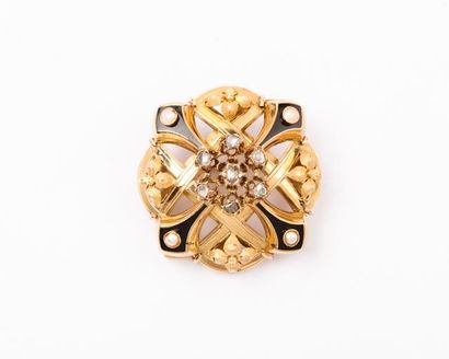 null Broche rosace en or jaune émaillée noir, ornée de sept diamants et de perles....