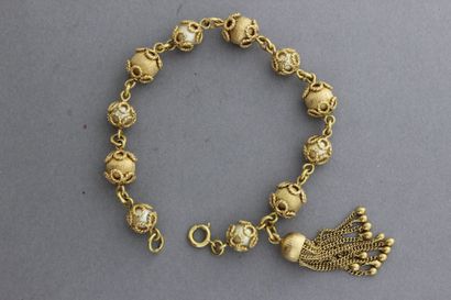 null Bracelet articulé en or jaune orné de boules d'or et perles de culture. P. 30,6...