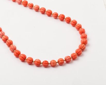 null Collier de boules de corail godronné. Le fermoir olive en métal doré.