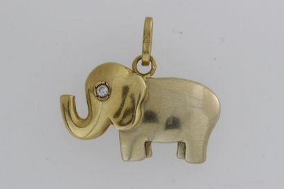 null Pendentif «Éléphant» en or de deux couleurs orné d'une pierre blanche. P. 3...