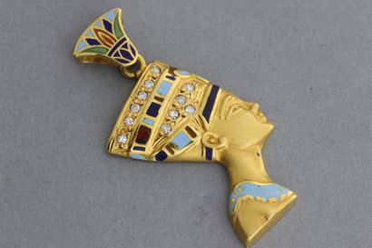 null Pendentif «Nefertiti» en or jaune émaillé polychrome orné de diamants taillés...