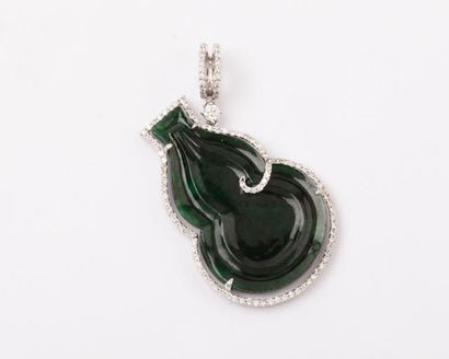 null Pendentif en argent orné d'une pâte de verre imitant le jade dans un entourage...