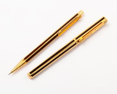 CARAN D'ACHE Lot de deux stylos en métal doré et émaillé composé d'un stylo plume...