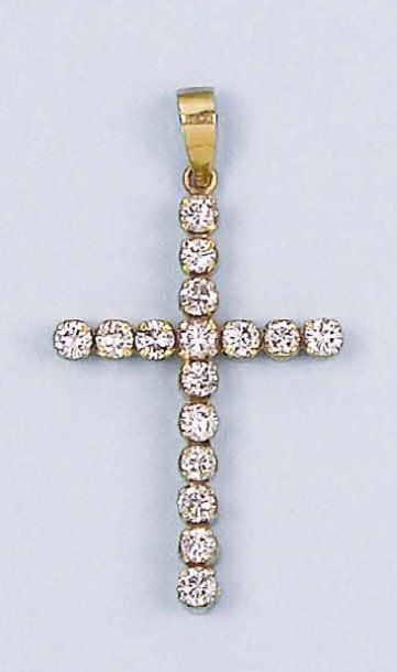 null Pendentif "Croix" en or jaune orné de 16 diamants taillés en brillant. P. 4...