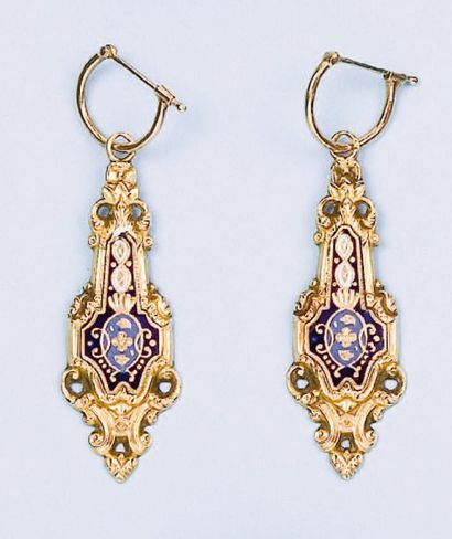 null Paire de pendants d'oreilles en or jaune émaillé de 4 couleurs. Epoque Charles...