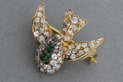 null Broche «Oiseau» en or jaune entièrement sertie de diamants et ornée d'émeraudes...
