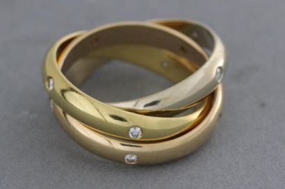 CARTIER TRINITY. Bague trois anneaux en or de trois couleurs ornée de diamants taillés...