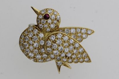 null Broche «Oiseau» en or jaune entièrement pavée de diamants taillés en brillant....