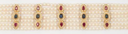 null Collier de sept rangs de perles de culture japonaises Akoia orné de cinq motifs...