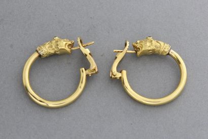null Paire d'anneaux d'oreilles en or jaune à décor de têtes de Lion serties de saphirs...