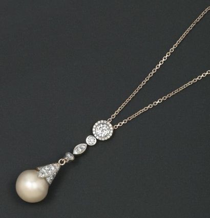 null Chaîne et pendentif en or gris orné d'une perle de culture blanche surmontée...