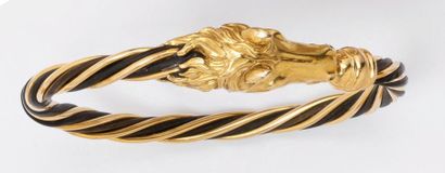 HERMES Bracelet jonc en or jaune orné d'une tête de cheval. Signé Hermès. P. 40,...