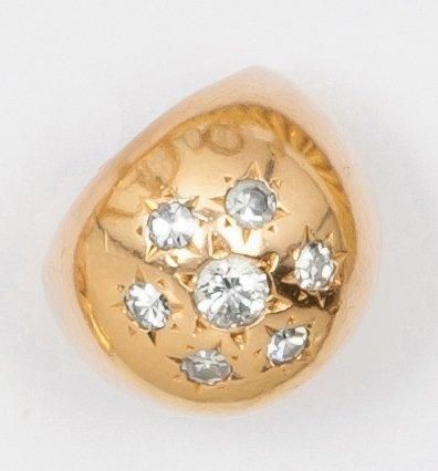 null Bague «Boule» en or jaune ornée de diamants taillés en brillant en sertis étoilés....
