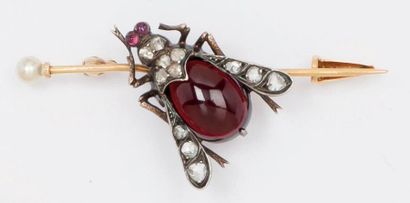 null Broche «Abeille» en or jaune et argent ornée d'un cabochon de grenat, d'une...