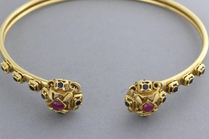 ILIAS LALAOUNIS Collier rigide ouvert en or jaune orné de deux motifs sertis de rubis...