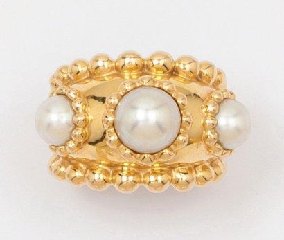 CHANEL Bague jonc en or jaune perlé ornée de trois perles de culture. Signé Chanel....