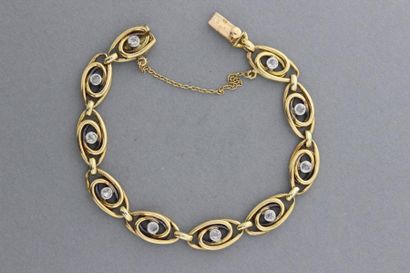 null Bracelet articulé en or jaune orné de dix diamants taillés en rose. Vers 1900....