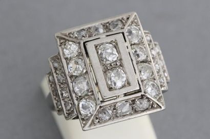 null Bague rectangulaire en or gris ornée de diamants de taille ancienne bordés de...