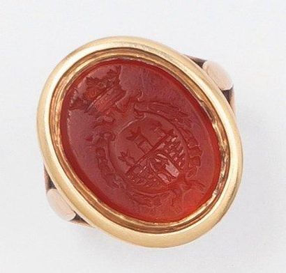 null Bague chevalière en or jaune ornée d'une cornaline gravée d'armoiries. Tour...