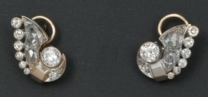 null Paire de boucles d'oreilles en platine et or gris ornées chacune d'un diamant...