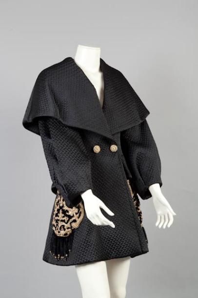 Christian LACROIX, haute couture circa 1988/1989 Manteau en satin noir ouatiné rehaussé...