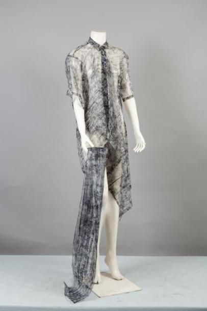 Yohji YAMAMOTO Printemps/ Eté 1986 Robe chemise courte en gazar de soie à décor abstrait...