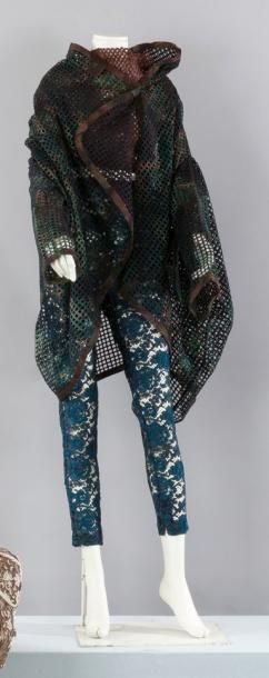 Roméo GIGLI circa 1987/1989 Cape-poncho à capuche en maille filet enduite, peint...