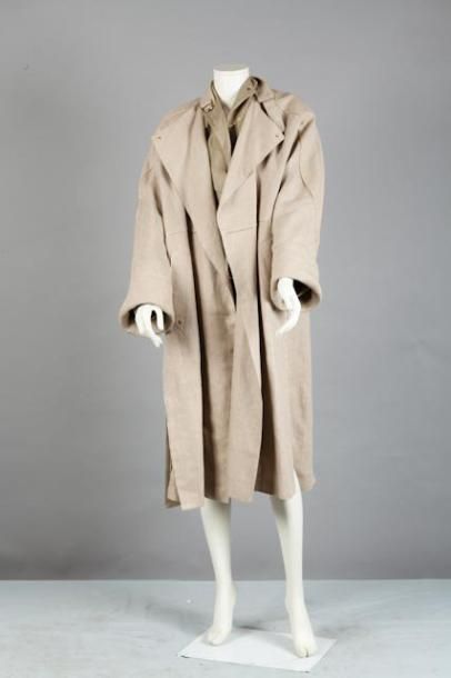 Gibo pour Claude MONTANA circa 1987/1988 Ample manteau en lin beige gansé de soutache...