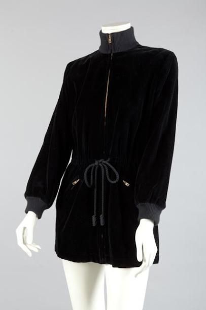Yves SAINT LAURENT rive gauche circa 1970 Veste en velours noir, col droit en jersey...