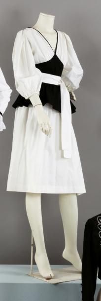 SAINT LAURENT rive gauche circa 1985/1987 Robe en coton blanc, noir, haut décolleté...