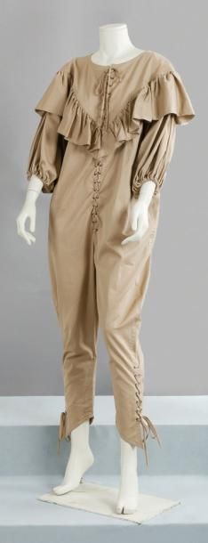 Jil SANDER circa 1980 Combinaison pantalon en gabardine de coton beige, buste à lacets...