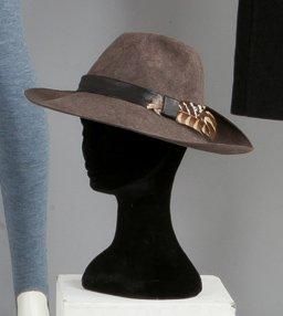 PAULETTE circa 1980 Chapeau en taupé marron glacé gansé de cuir et agrémenté d'une...