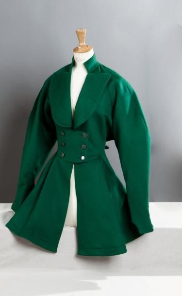ALAÏA circa 1987/1989 Manteau en drap vert, important revers sur échancrure soulignée...