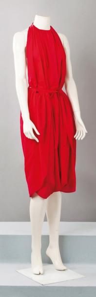 FIORUCCI circa 1970 Robe sarouel en coton rouge à encolure américaine, tablier se...