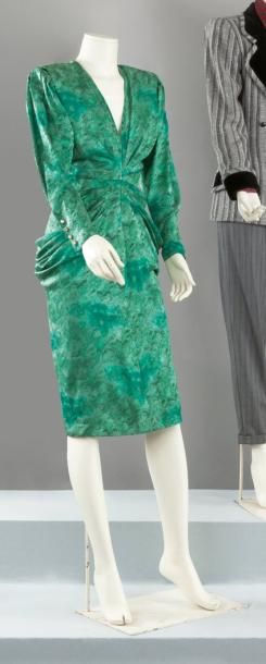 Emanuel UNGARO parallèle circa 1980 Robe de cocktail en soie façonnée à motif floral...
