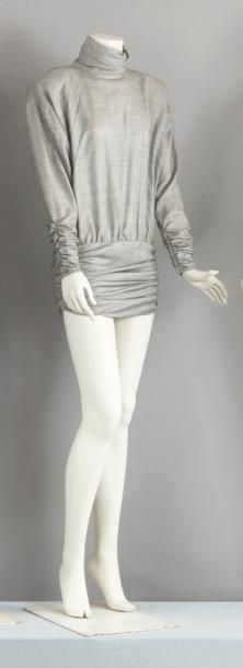 Emanuel UNGARO parallèle circa 1980 Mini robe en lainage chiné gris, col droit drapé...