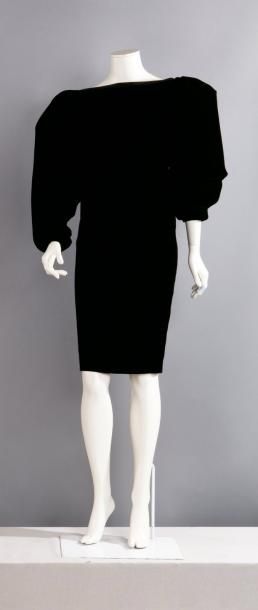 Yves SAINT LAURENT haute couture sans numéro Automne/ Hiver 1983/1984 Robe de dîner...