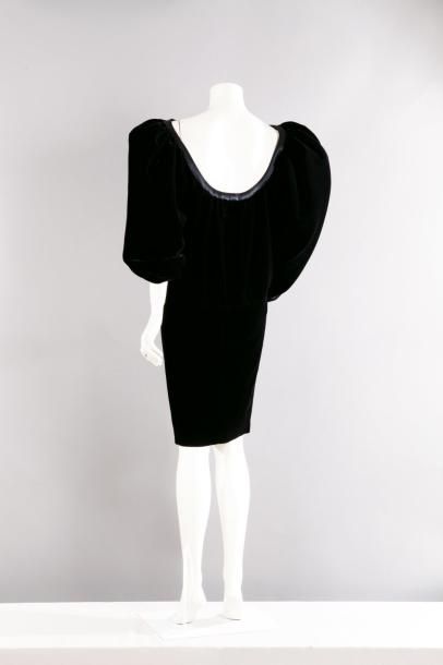 Yves SAINT LAURENT haute couture sans numéro Automne/ Hiver 1983/1984 Robe de dîner...