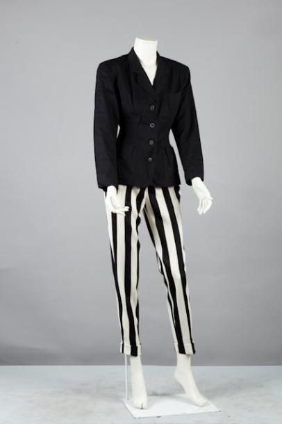 Jean-Paul GAULTIER femme, GAULTIER junior Lot composé d'une veste en lin noir à col...
