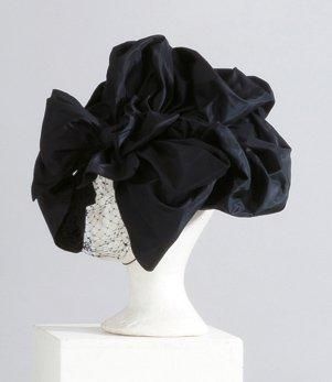 SAINT LAURENT Haute Couture Circa 1980 Chapeau du soir en faille noire figurant des...