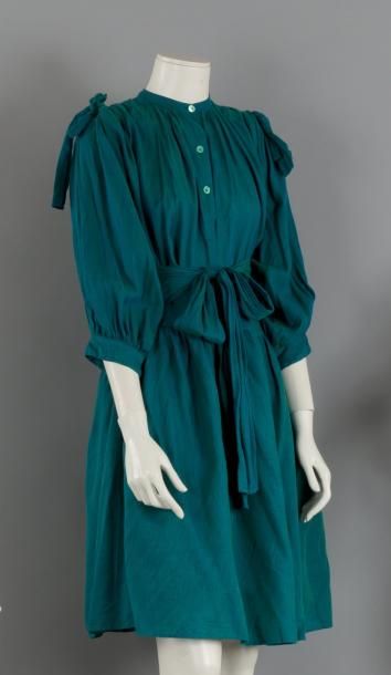 KENZO JAP circa 1978/1980 Ensemble en coton tissé bleu/vert composé d'une robe à...