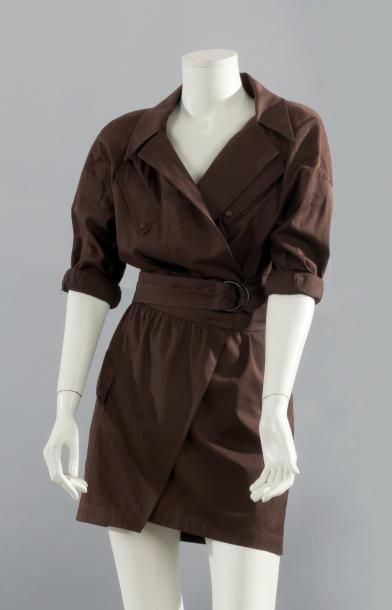 Thierry MUGLER circa 1985/1987 Mini robe chemisier en popeline de coton marron, col...