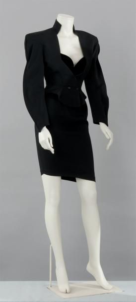 Thierry MUGLER circa 1985/1987 Tailleur composé d'une veste en gabardine de laine...